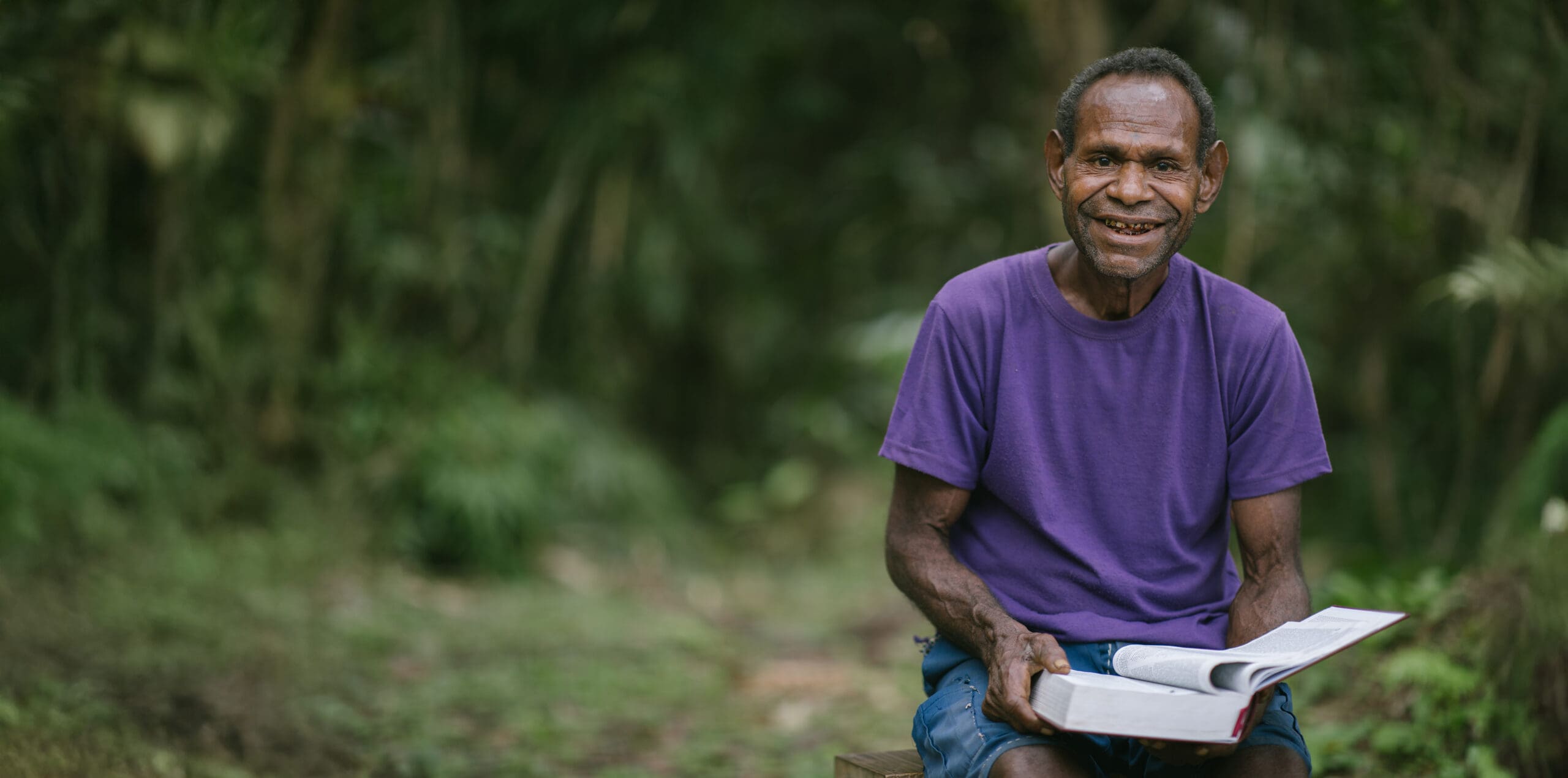 598_2022_08_03_5Dmk4_01029 A man holds his Bible